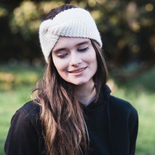 🍂 Ručně pletená 𝐜̌𝐞𝐥𝐞𝐧𝐤𝐚 pro uši v teple, měkoučká 𝐦𝐢𝐤𝐢𝐧𝐚 pro Vaše pohodlí a ručně šité 𝐥𝐞𝐠𝐢́𝐧𝐲 z push-up materiálu, které...