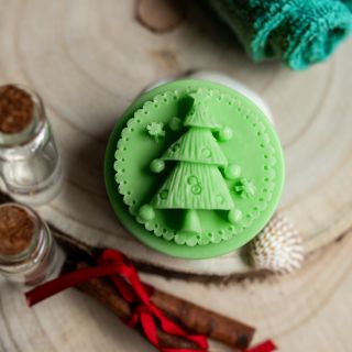 😍 𝐉𝐞𝐝𝐧𝐨 𝐤𝐫𝐚́𝐬𝐧𝐞̌𝐣𝐬̌𝐢́ 𝐚 𝐯𝐨𝐧̌𝐚𝐯𝐞̌𝐣𝐬̌𝐢́ 𝐧𝐞𝐳̌ 𝐝𝐫𝐮𝐡𝐞́. 🙌 .🎄 𝐍𝐨𝐯𝐢𝐧𝐤𝐚: 𝐌𝐲́𝐝𝐥𝐨 𝐬 𝐦𝐨𝐭𝐢𝐯𝐞𝐦 𝐯𝐚́𝐧𝐨𝐜̌𝐧𝐢́𝐡𝐨 𝐬𝐭𝐫𝐨𝐦𝐞𝐜̌𝐤𝐮, s vůní vánoční...